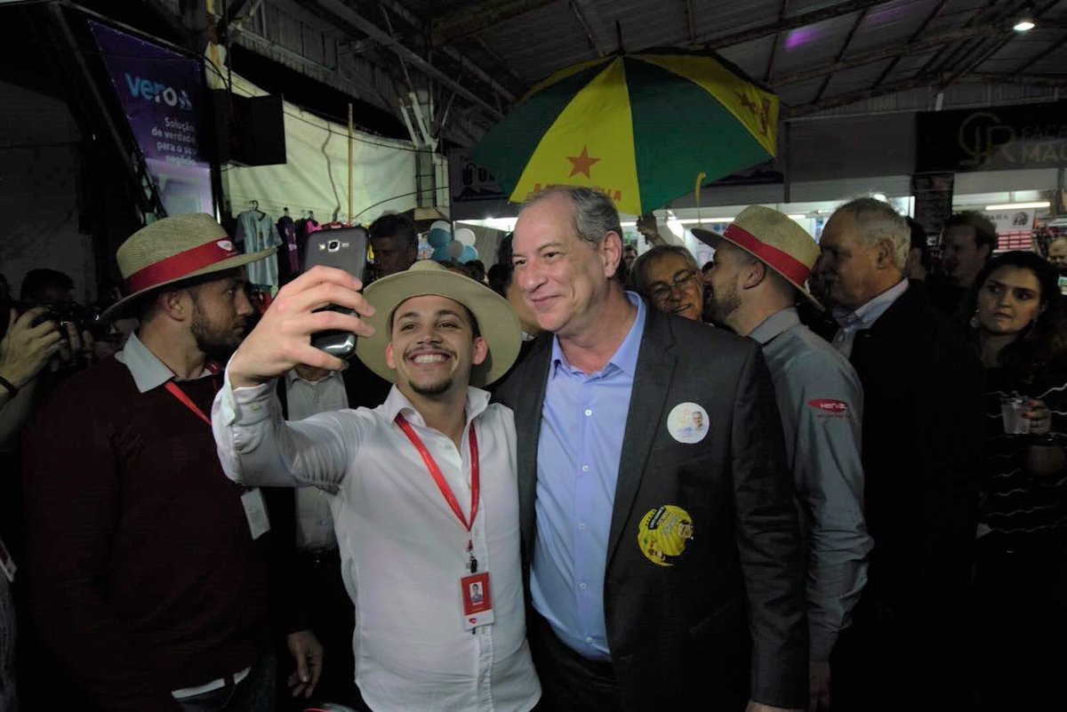 Na passagem pela Expointer e em encontro com apoiadores e militantes, Ciro lembrou a importância do Rio Grande do Sul na construção da nossa democracia e conclamou nossas irmãs e irmãos dos pampas a apostarem na mudança que sua candidatura representa. #Ciro12 #CiroPresidente