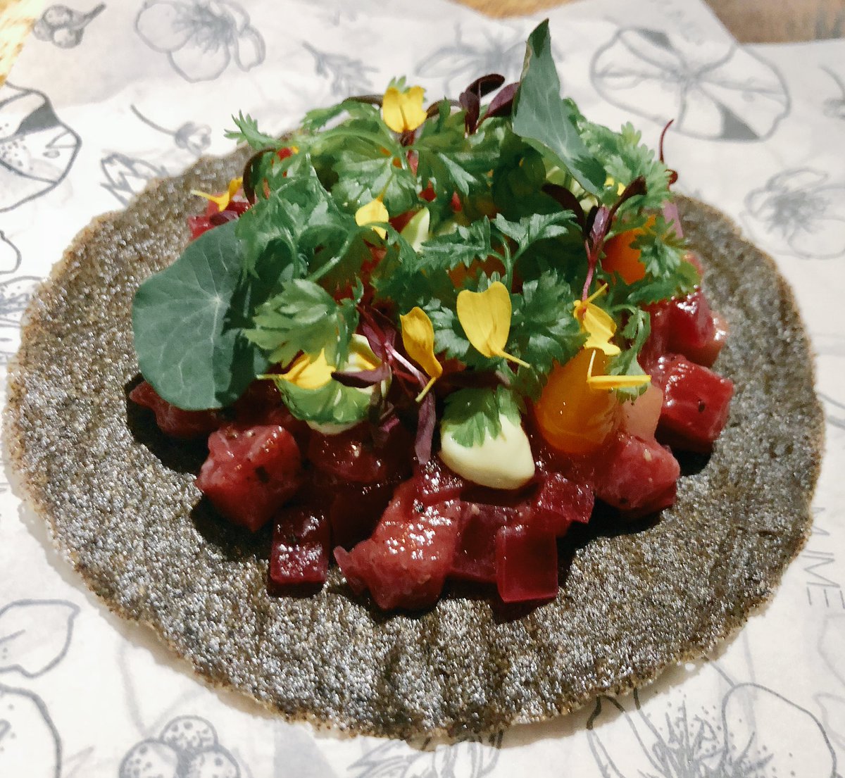 JCCapel's tweet photo. #MicroCríticaCapel  https://t.co/xPWOO1FIy7 (Taipéi)(1*) Qué gran sorpresa cocina del chef #RichieLin y su jovencísimo equipo. Respeto por los productos, acierto con lo crudo, puntos cocción medidos y un dominio de las fragancias con las que logra contrastes inesperados. 100€ P8 https://t.co/It8X2i0hFm