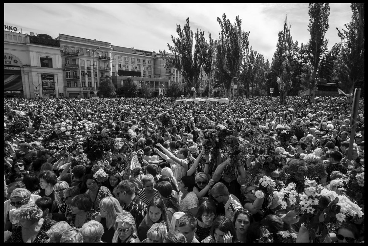 Те самые люди, которые ждут, когда Украина придёт и освободит их. Да, это они. Приходите.