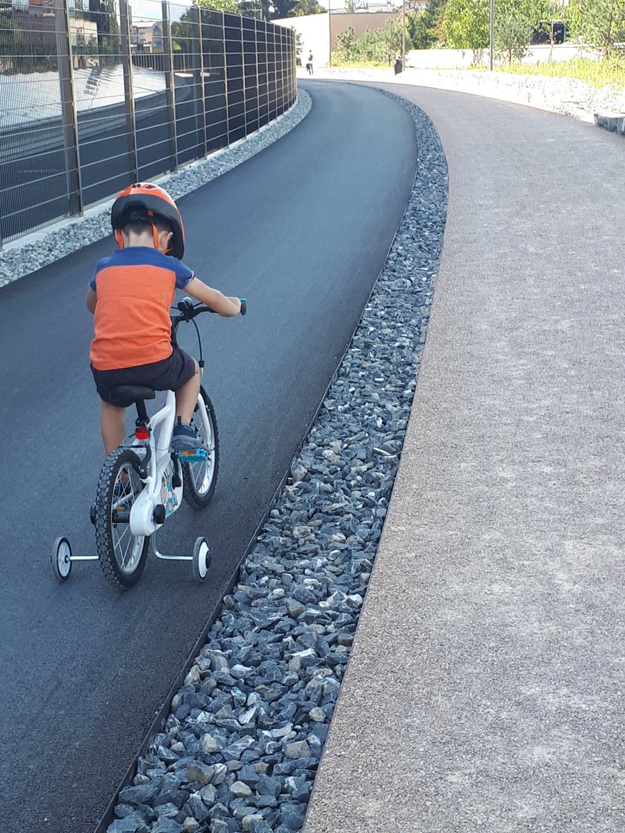 Nabil_Louaar's tweet photo. La #VoieVerte , contexte idéal pour un duel père-fils... #ParcMontessuit-#ParcLagrange sans ravitaillement. #GrandGeneve #TuerLePere #Annemasse #vélo #footing https://t.co/klfotqYKh6