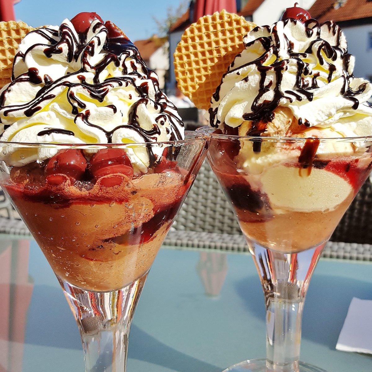 multiphone's tweet image. Tan IRRESISTIBLE y PROVOCATIVA como este par de helados, está esta PROMOCIÓN 😋😊
Recarga tu cuenta de llamadas a partir de $20 USD y sorpréndete con 20$ de SALDO ADICIONAL. 📞☎📱
Aprovecha, hoy es nuestro último día de promoción. 
#Multiphone #LatinosPorElMundo #LatinosEnUSA