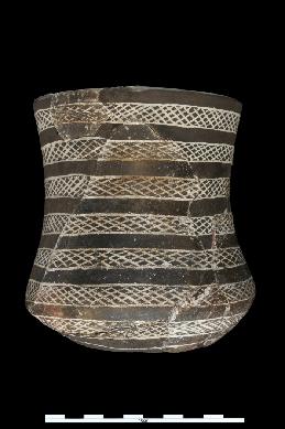 CulturaMillares's tweet photo. Vaso campaniforme de estilo marítimo (decoración en bandas con retícula) documentado en la sepultura LM 3/XXXVIII de Los Millares. La mitad de la pieza ha sido restaurada, aún conservaba restos de pintura blanca en el exterior. https://t.co/UQAS5suxBW