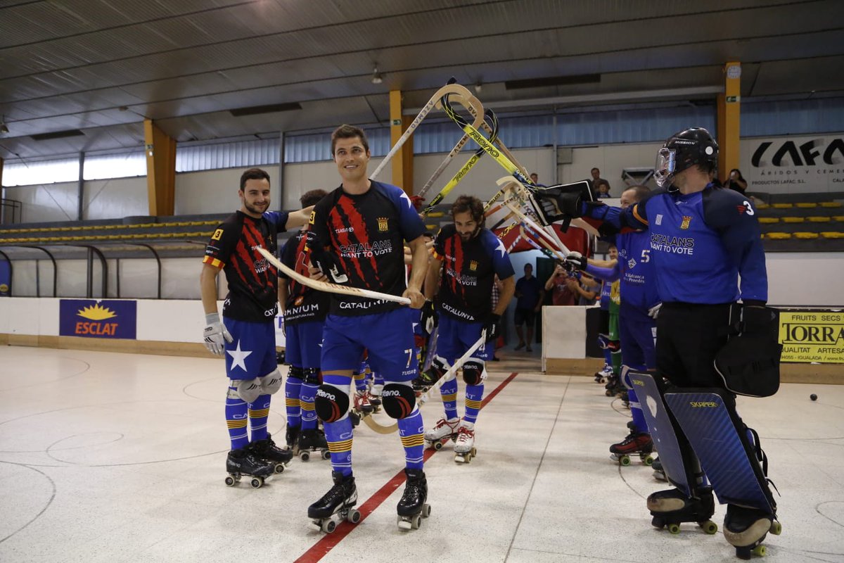 FCPatinatge's tweet photo. En marxa l'homenatge a @marc_navarro i @rocasamba, dos mites de l'hoquei patins català, a Vilafranca del Penedès. No hi podia faltar la selecció nacional catalana que tantes vegades han defensat tots dos!
#esportcatala #homenatge https://t.co/FP1NZUAvem