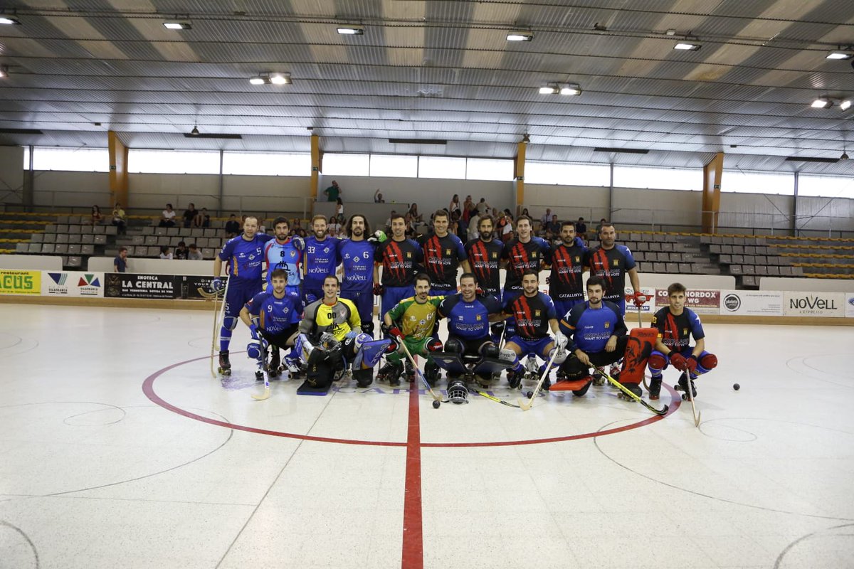 En marxa l'homenatge a <a href="/marc_navarro/">Marc Navarro</a> i <a href="/rocasamba/">Roger Rocasalbas Argemí</a>, dos mites de l'hoquei patins català, a Vilafranca del Penedès. No hi podia faltar la selecció nacional catalana que tantes vegades han defensat tots dos!
#esportcatala #homenatge