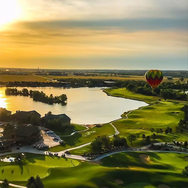 {UP} Soaring through the sky in the balloon on this beautiful morning! #hotairballoonride #hotairballoon #ballooning #saturdaymorning #saturday #morningadventures #adventure
•
•
•
 #morning #lindstrand #crew #up #sunrise #linkinprofile #sunrise #balloon #sunshine #coloRADo  …