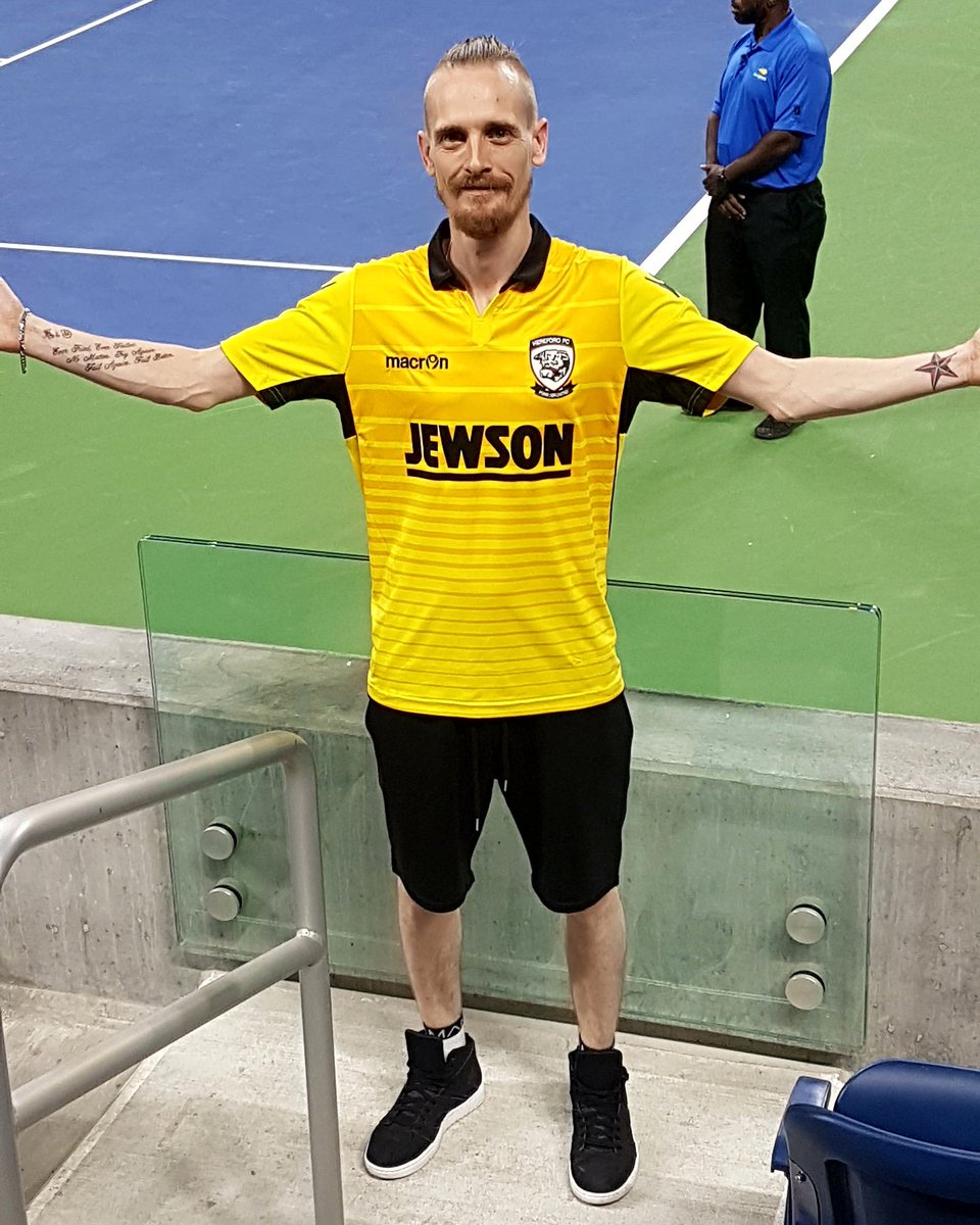 andy_delpotro's tweet photo. Day off for @serenawilliams yesterday so representing @HerefordFC @usopen #wherefrom #cidercountry https://t.co/7RZeg8DF6i