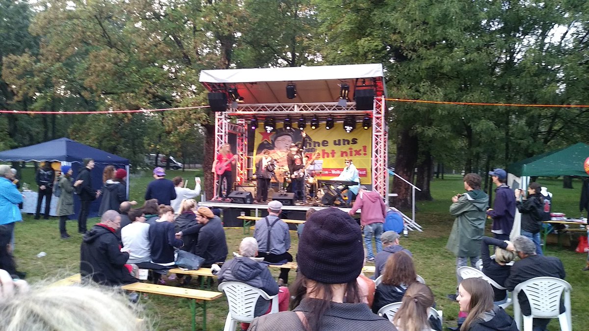 KPOE_EL's tweet photo. Jetzt gerade Monkeys of Earth auf der Sigi Maron Bühne am Volksstimmefest. Bluespumpm, Rewolfinger and mote next! #vsf18 https://t.co/yDBZCxd9cd
