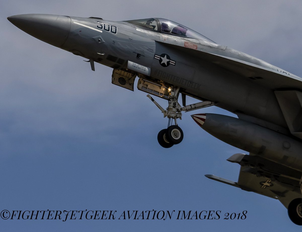 F/A-18E #SuperHornet CAG bird and CO of the #Knighthawks of #VFA136 on short final.. Note the ghosted silhouette of the Hawk painted along the nose under the Modex.. #StrikeFitron136 #F18E #Rhino #FlyNavy #NavAir #NavalAviation  #FighterJetGeek