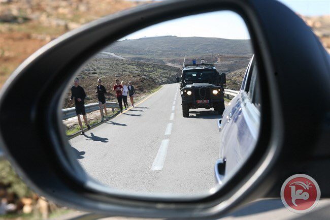  #IsraeliSettlers attacked a Palestinian-owned vehicle in  #Nablus with stones, injuring 4 Palestinians by cutting & bruising them with broken glass ࿐the injured were hospitalised #IsraeliTerrorism  #GroupPalestine #قروب_فلسطيني http://www.maannews.com/Content.aspx?id=780902