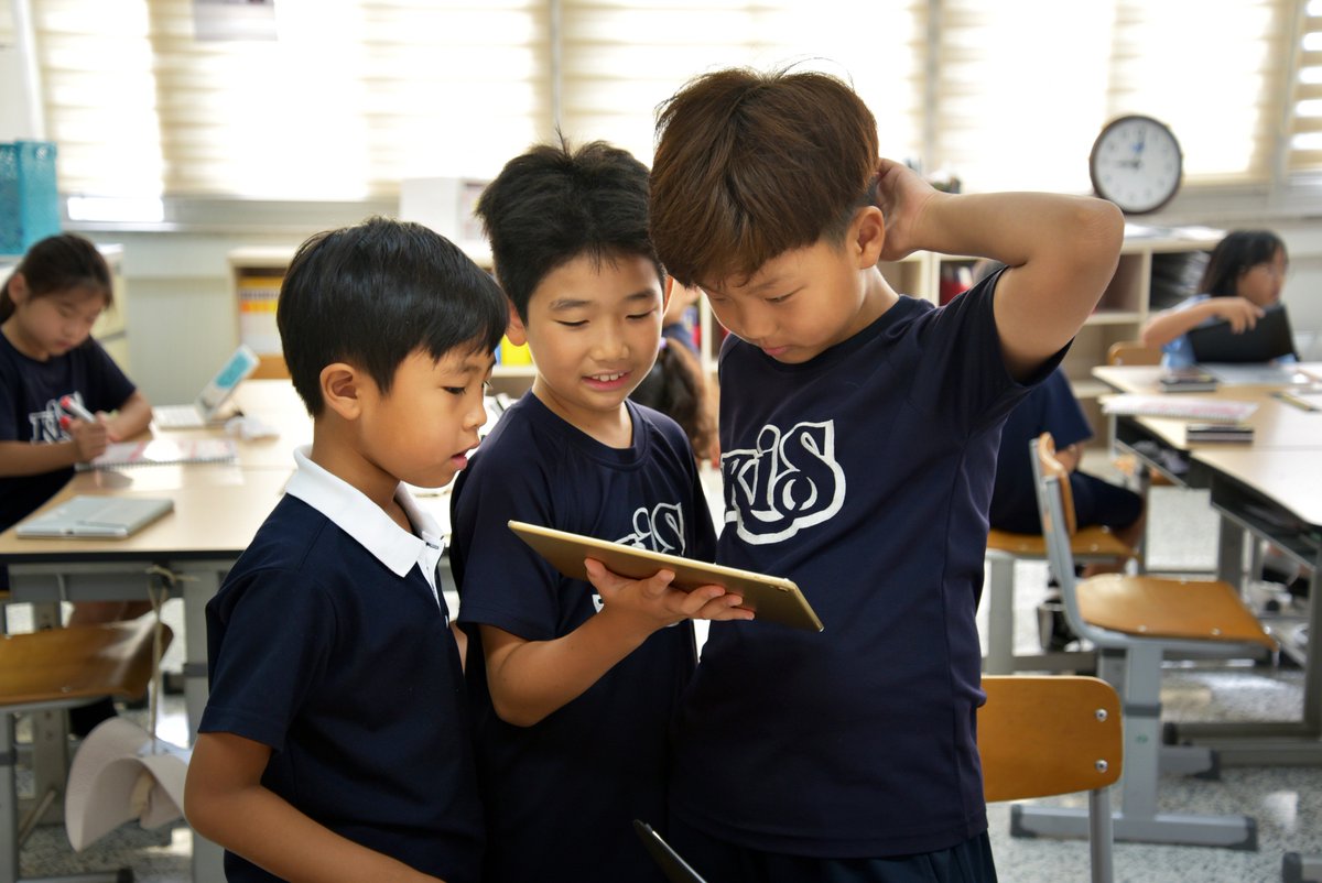 MrsCortonKorea's tweet image. Students determined that they need practice with math vocabulary and concepts. They created short videos explaining how an array works. #KISJ #ExplainIt #ProveIt #engagement #math #mathchat #arrays #multiplication #division