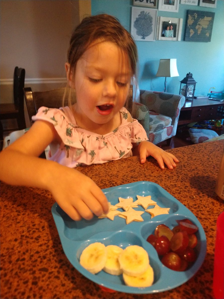 JoannaELane's tweet photo. Hey @CoachBallMalone - this is how you make the perfect sandwich. #PeanutButter #FlourTortilla #CookieCutter #RecruitingQuestions https://t.co/hCNGeY0Xs5
