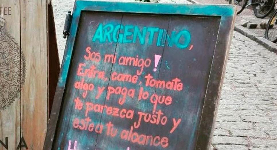 viapaiscomar's tweet photo. El gran gesto del dueño de un bar uruguayo: "Argentino, sos mi amigo" https://t.co/O5Kchc4Rxe https://t.co/9fT3YXpDQC