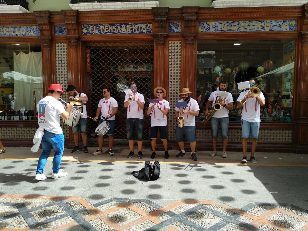 solfamidos's tweet photo. Nada mejor para nosotros que ponerle música a la tarde del día grande rondeño. Gracias a todos los que saltaron, bailaron y cantaron con nosotros!!! FERIA 2018 https://t.co/5yEhZBMfxx