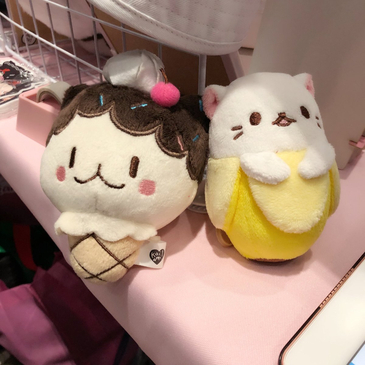 Kaiami's tweet photo. The creator of bananya stopped by my table and bought stuff and i told her i loved bananya and she gave me a plush so i gave her one of my plush 😭💖 https://t.co/u4dK7XDygI