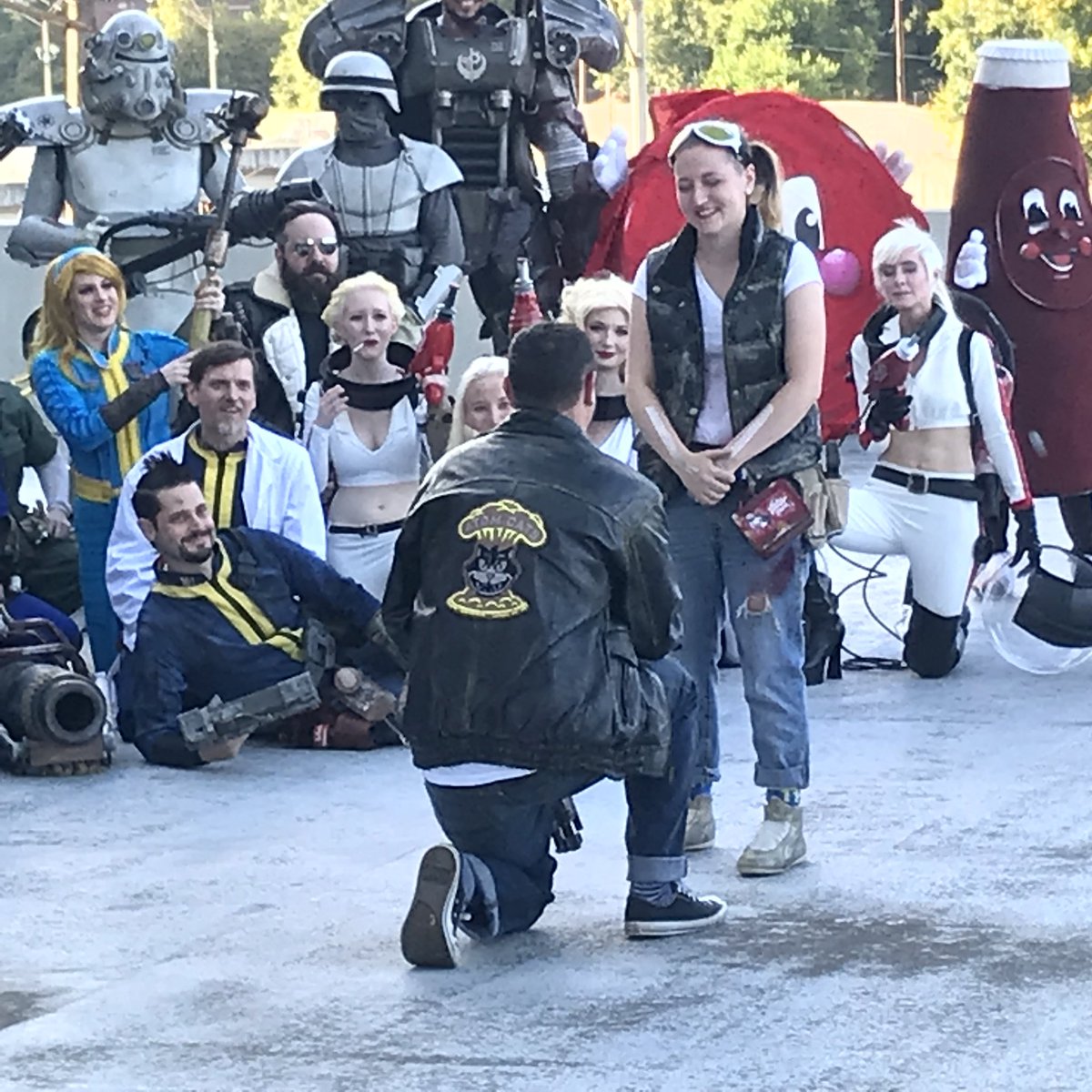 Cosplay wedding proposal at #dragoncon! So sweet