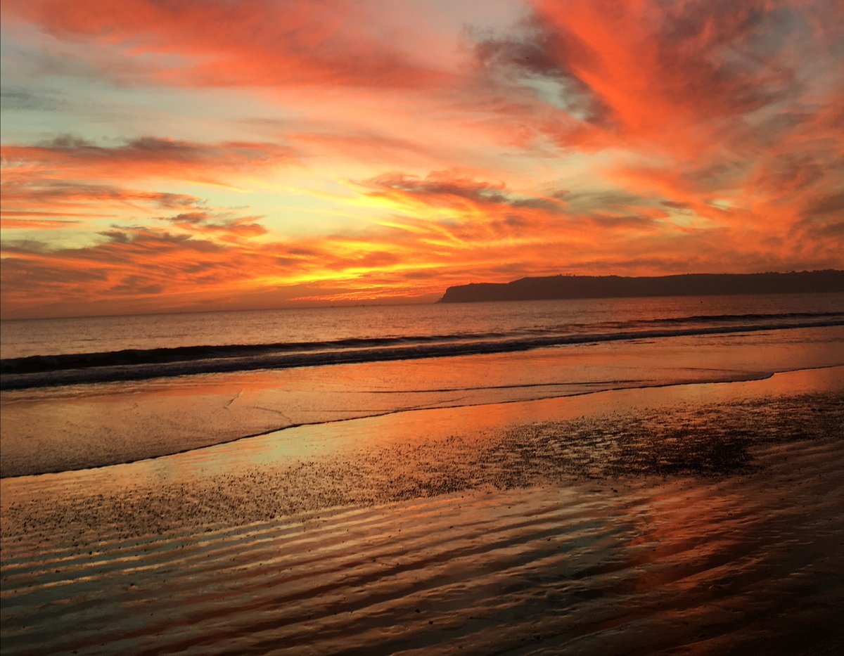 Sunset over #CoronadoBeach, #SanDiego. #SundaySunsets @always5star @RoarLoudTravel @_sundaysunsets_ @suziday123 @MyVirtualVaca @Momo_sandiego