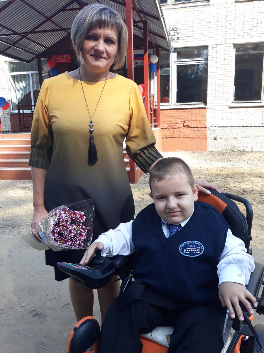 Постою возле школы в сторонке,
Не судьба мне попасть в свой класс.
Обещали к дню знаний пандус
Не успели, забыли про нас .
И в подъезд обещали но нету, 
Обещаниями кормят ,и всё.
Спасибо тебе государство за недоступное детство моё.