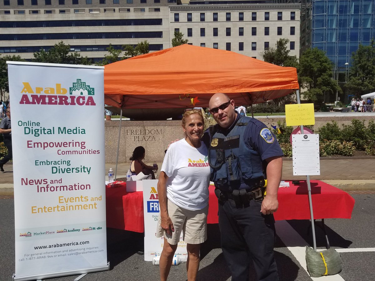 DCPoliceDept's tweet image. 🔈🔈HAPPENING NOW🔈🔈
Members of the Special Liaison Branch are conducting out-reach in the Islamic community, at the Syrian Festival on Pennsylvania Avenue. #syriafest #DCPolice #MPD #CommunityEngagement #CommunityFirst #SLB
