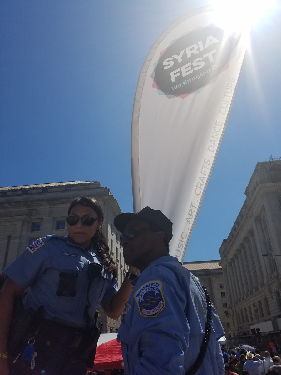 DCPoliceDept's tweet image. 🔈🔈HAPPENING NOW🔈🔈
Members of the Special Liaison Branch are conducting out-reach in the Islamic community, at the Syrian Festival on Pennsylvania Avenue. #syriafest #DCPolice #MPD #CommunityEngagement #CommunityFirst #SLB