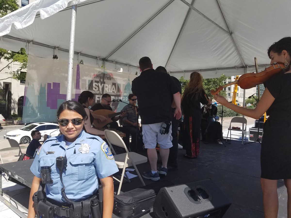 DCPoliceDept's tweet image. 🔈🔈HAPPENING NOW🔈🔈
Members of the Special Liaison Branch are conducting out-reach in the Islamic community, at the Syrian Festival on Pennsylvania Avenue. #syriafest #DCPolice #MPD #CommunityEngagement #CommunityFirst #SLB