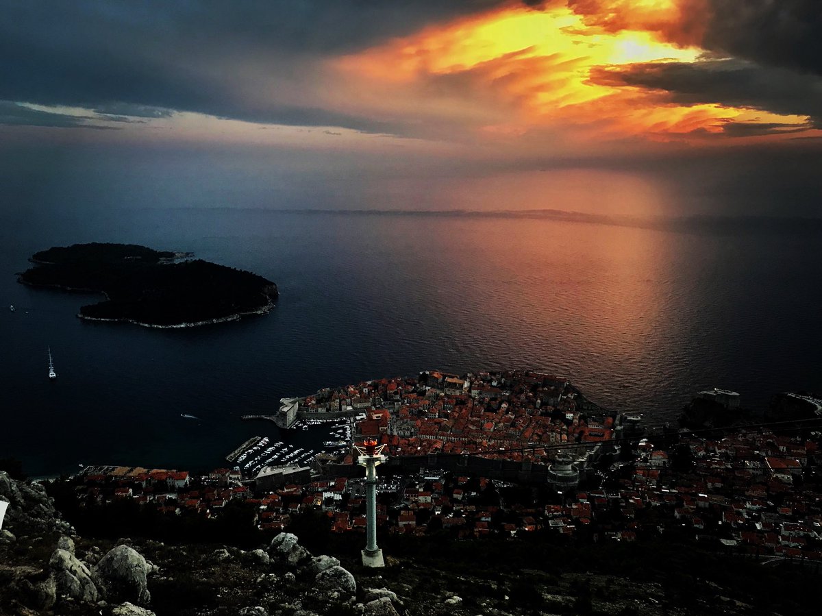 Sunsets coming to the paradise in Dubrovnik, Croatia 🇭🇷 El atardecer llegó al paraíso. #CroatiaFullofLife #Dubrovnik #Croatia #ElSalvador