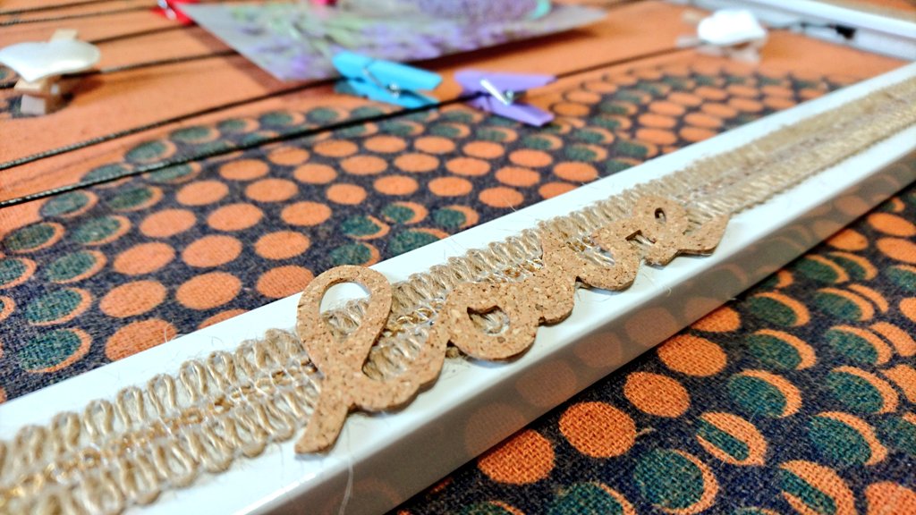 Nena__bcn's tweet photo. Me encanta comprar cositas que después puedo decorar a mi gusto 😋
Marco personalizado con cintas decorativas y pegatinas de corcho para scrapbooking 🙂, ahora sólo me falta llenarlo de fotitos! 😍
#KasysThings 🐾 https://t.co/NliY8xJEg2