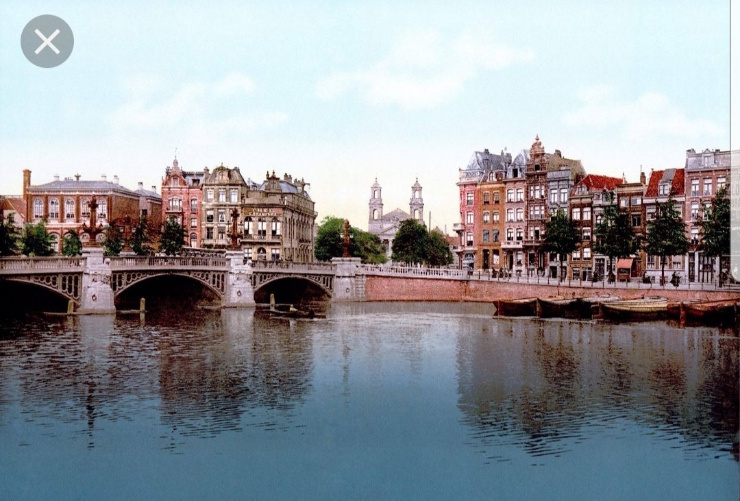 Amstel met zicht op de Blauwbrug en het Waterlooplein, 1905. Foto facebook.com/oudamsterdammer