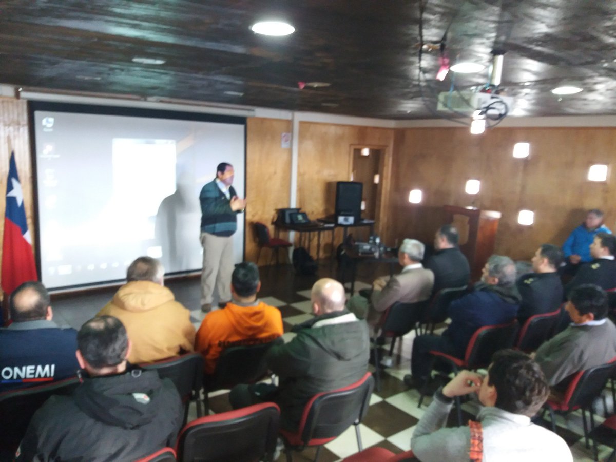 Senapred's tweet photo. Director Regional de #ONEMILosLagos participa en exposición junto a grupo de radioaficionados, donde expone sobre el funcionamiento del Sistema Nacional de Protección Civil. La actividad es desarrollada en la comuna de Calbuco. https://t.co/p19cWfowKz
