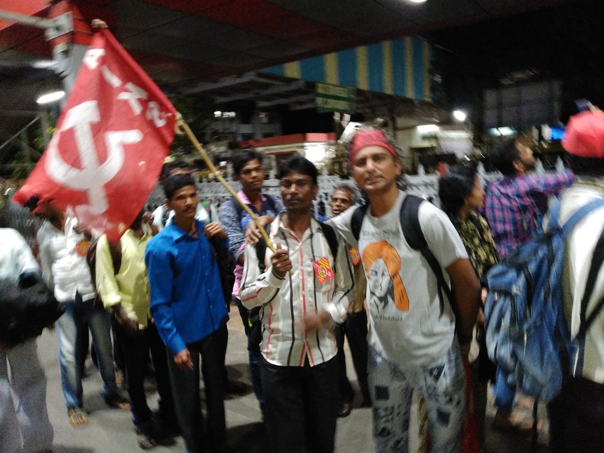 KisanSabha's tweet photo. Kisan Sabha comrades from Palghar district of #Maharashtra starting their journey to Delhi from Mumbai for participating in the historic #MazdoorKisanSangharshRally on September 5. https://t.co/aWHJ5NxjX7