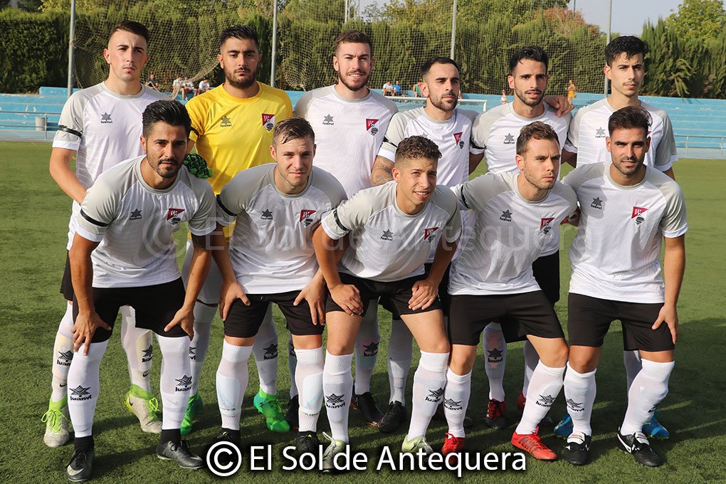 ElSoldAntequera's tweet photo. 📸 FOTOGALERÍA: Las imágenes del encuentro entre la @UdTorcal y el @C_D_Monda, donde los nuestros se han impuesto 2 a 1 en el primer partido oficial de la temporada. #Antequera #deporteATQ 👉🏻 https://t.co/xT0TZfsMCq https://t.co/Bx1Jn8sb75