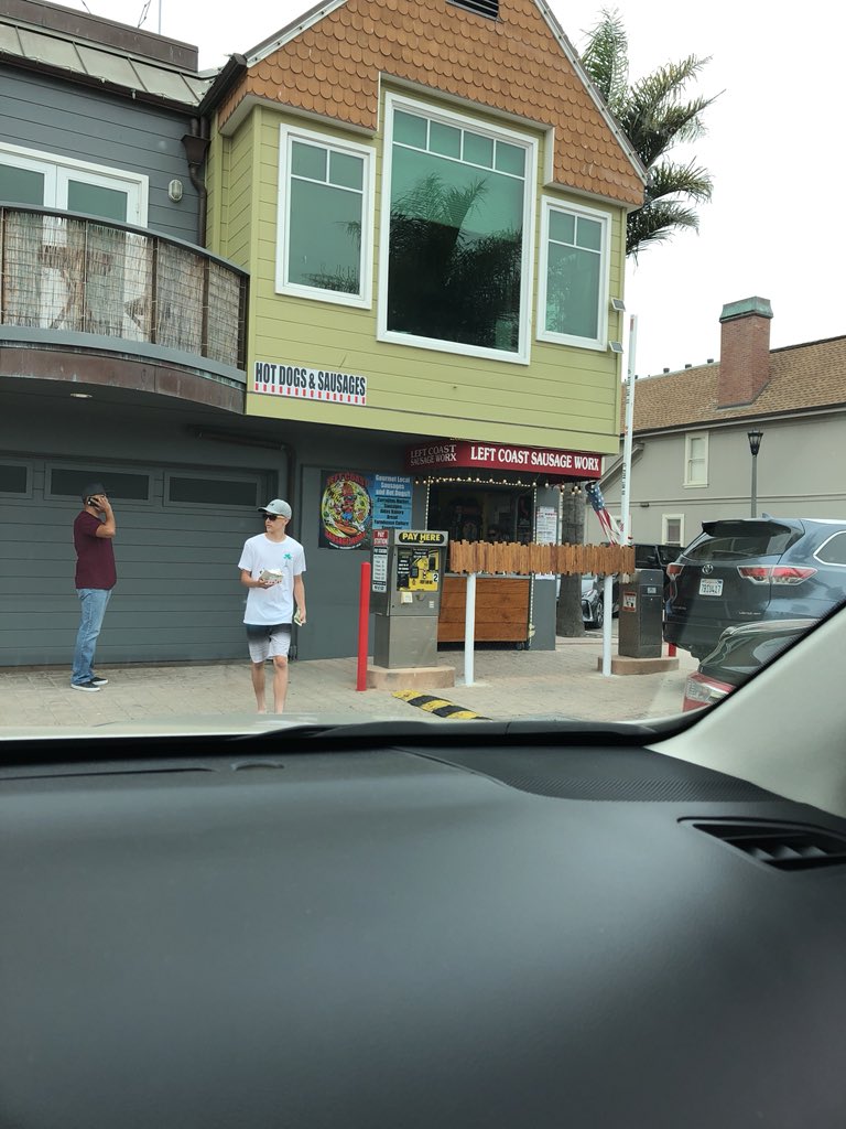 diskjunky's tweet photo. Excellent snack in Capitola today at #leftcoastsausageworx #tastySausageDog https://t.co/J0Q8y5jeN9