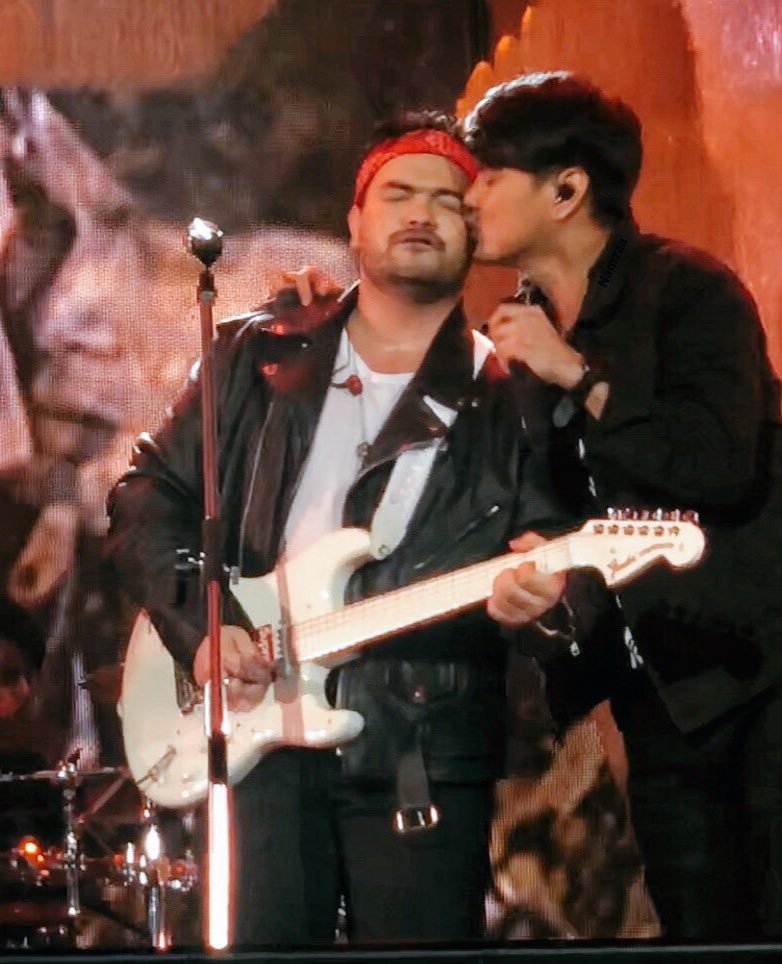 qDCLXVI's tweet photo. I've got your back and you got my lips on your cheek 🌝 #pexoat #หมีจำศีล https://t.co/iOBSG7rAwy