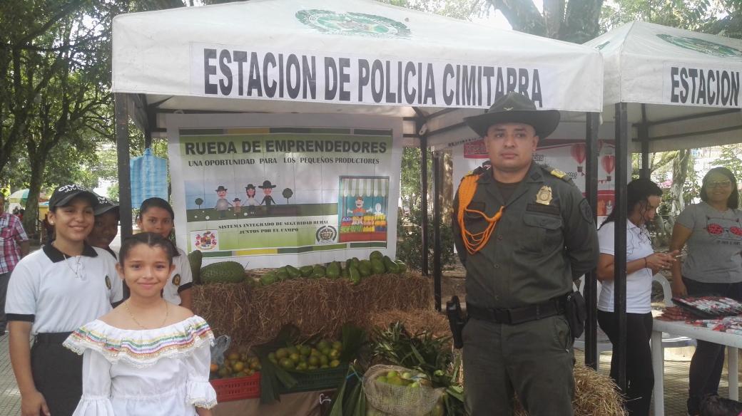 JosePinerez's tweet photo. En #Cimitarra Con la participación de la Policía Nacional en la rueda de emprendedores una oportunidad para los pequeños productores vendan sus productos.#JuntosConElCampo @PoliciaStander https://t.co/H6aW3D5s6H