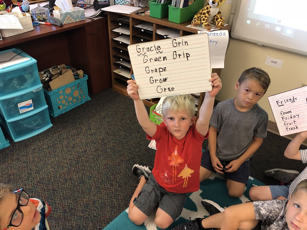 AngEberhart's tweet photo. Ss made new words by using digraphs and blends in our friend’s names. https://t.co/VC99poEmzf