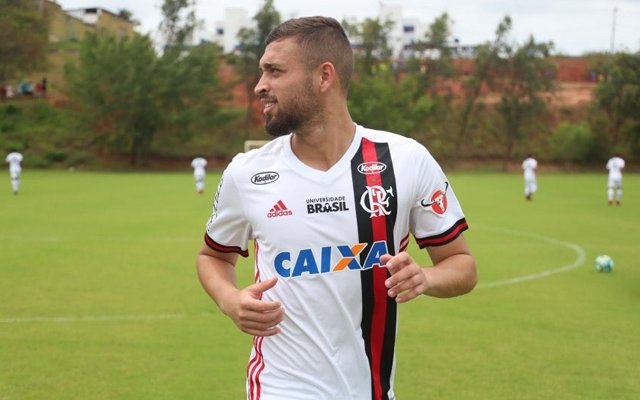 SaoBmr's tweet photo. SPFC Anuncia: 
Após difícil negociação @BmrFlamengo e @SaoBmr chegam a um acordo de R$15 milhões pelo jovem xerife, Léo Duarte. Seja bem vindo! https://t.co/O0MBrTkDAk