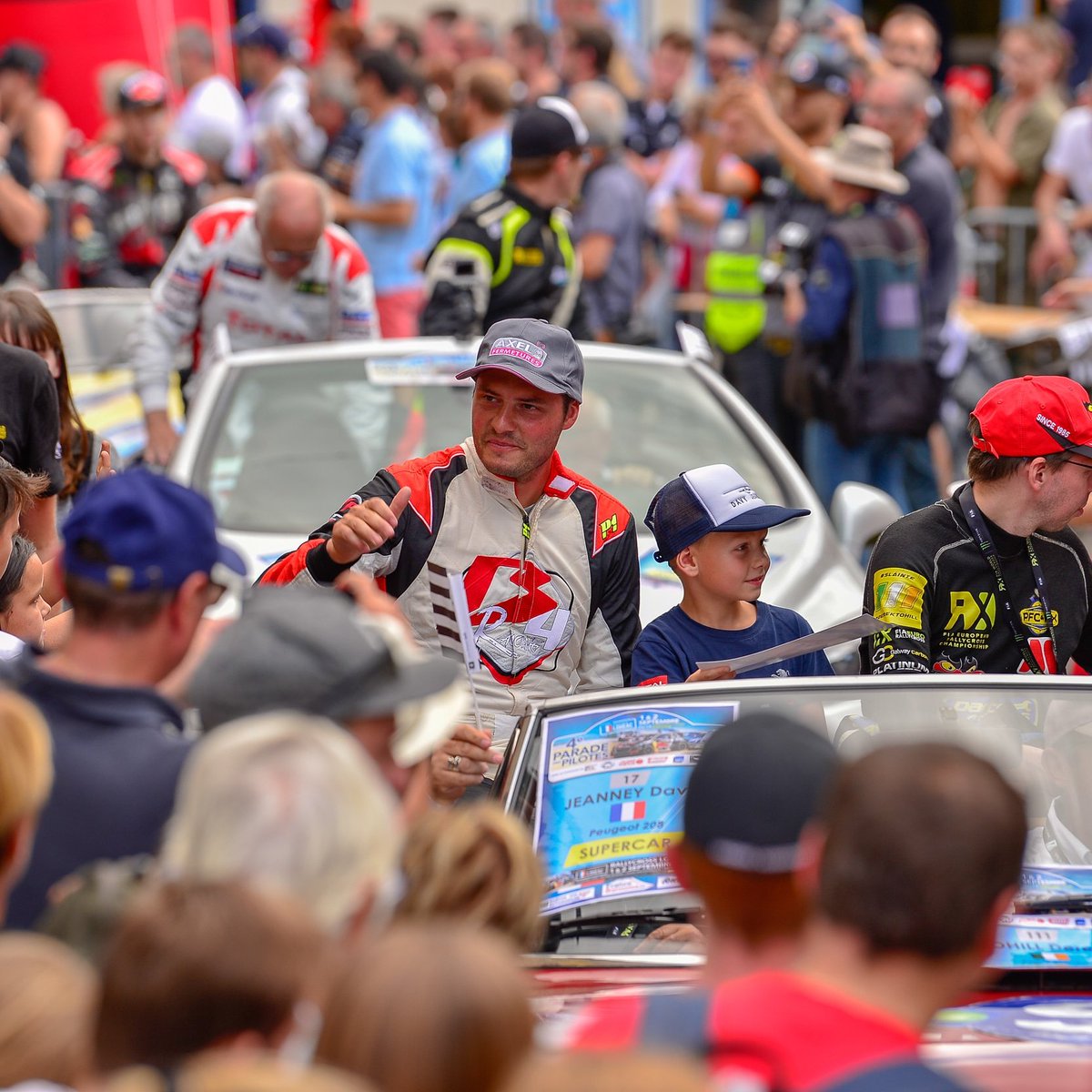 Un immense merci au fan club.
Vous êtes simplement incroyables, vous avez impressionné le monde entier par la vague rouge. Depuis 2016 rien n'a changé.
J'ai eu un plaisir énorme à vous sentir derrière moi.
M E R C I