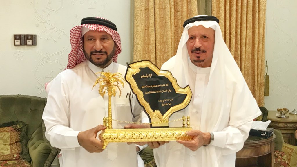 رئيس لجنة أهالي بريدة الشيخ محمد الفوزان السابق يكرم أمين منطقة القصيم المهندس محمد بن مبارك المجلي على الجهود المتواصلة في المشاريع التنموية والخدمات البلدية التي تقدمها أمانة منطقة القصيم بمدينة بريدة.