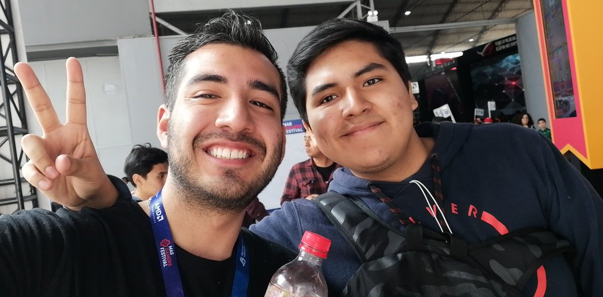 Acá con el gran @TheBigHeaddy, éxitos en el presencial de la <a href="/masgamers/">MásGamers</a>, orgulloso que estes en <a href="/UR_LegacyPE/">Urban Roosters Legacy</a>  #URL_OP