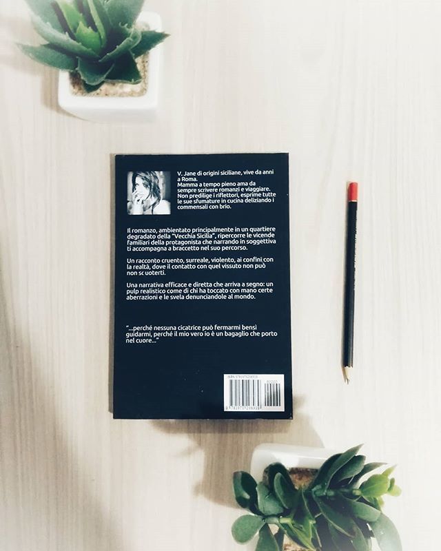 “Lentamente” non è un libro scritto bene. Presenta errori di scrittura di vario tipo, uno stile fin troppo semplice e laconico e una struttura debole. La protagonista nasce a circa metà del romanzo, dopo che è stato presentato, un capitolo per volta, il resto della famiglia …