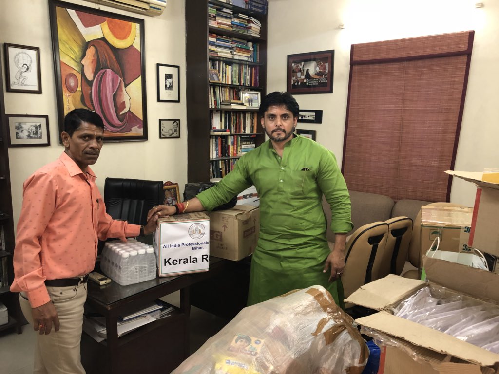 INCTharoorian's tweet photo. @AipcUP @ameetasinh @ShashiTharoor @RahulGandhi @ProfCong @INCIndia @SalmanSoz Behind every successful leader is a team that have their back
#ProfessionalsCongress
#StandWithKerala https://t.co/ATO9bAZI8O