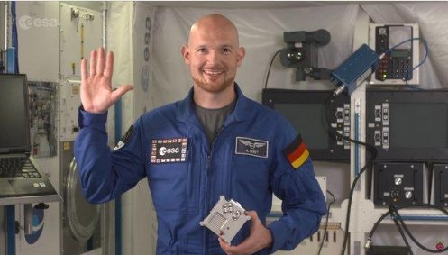 GianellaDel's tweet image. 🎧📡📡📡🎤 @Space_Station 🎤@Astro_Alex 🎤Susanne
 🎤🎙️🙋‍♀️te encontré!
La bandera tiene
Algunos nacen, acá 😉
o allá
🖐️
A new edition of the European #astro_pi Challenge, run by @ESA__Education in cooperation with #Raspberry_Pi, kicks off in September. Primary &amp;amp; secondary