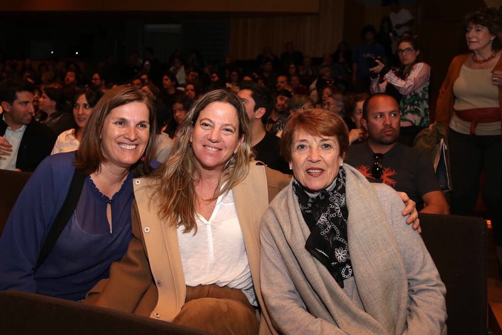 culturas_cl's tweet image. Ministra @Consuelovaldesc asiste al Teatro @Corpartes para disfrutar de un nuevo concierto de la Sinfónica Nacional Juvenil (#OSNJ), bajo la batuta del maestro @PBortolameolli.
@FOJIChile.