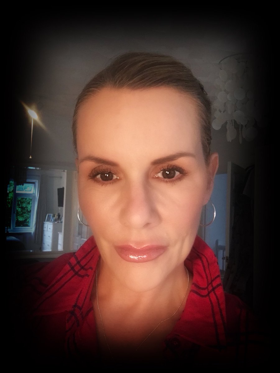felicity1965's tweet photo. My make up! Look of the day! #hourglasscosmetics #Tarte #lauramercier https://t.co/kiELisxRXq