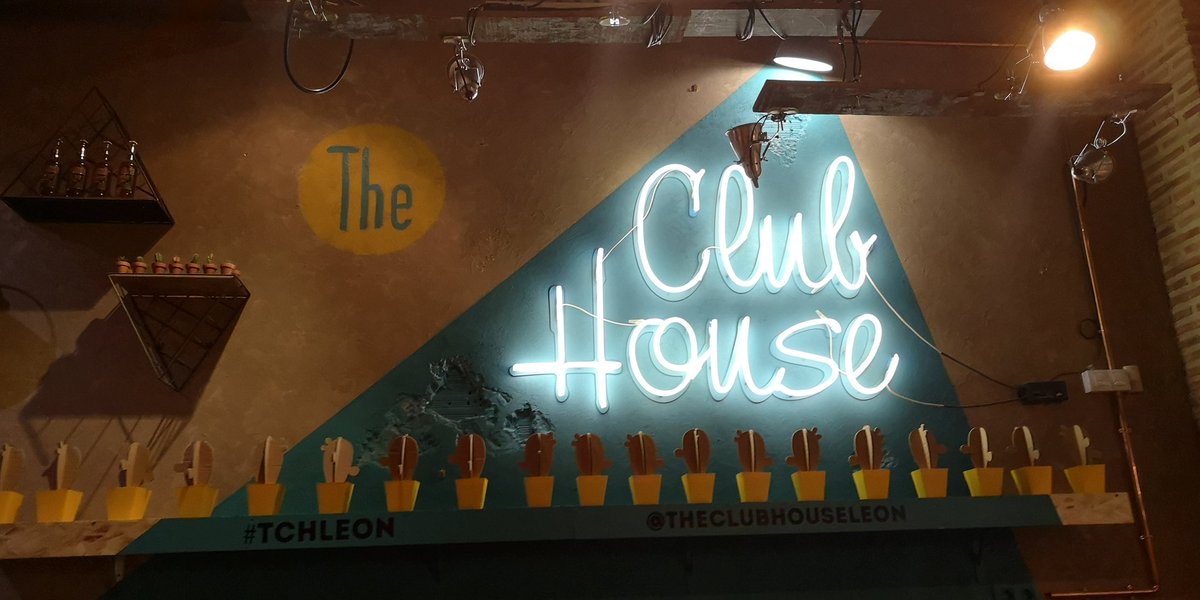 ManuNaranjoR's tweet photo. Cine y hamburguesa... Que bien se come en @theclubhouseleon #tchleon https://t.co/yq8KNbeTm0
