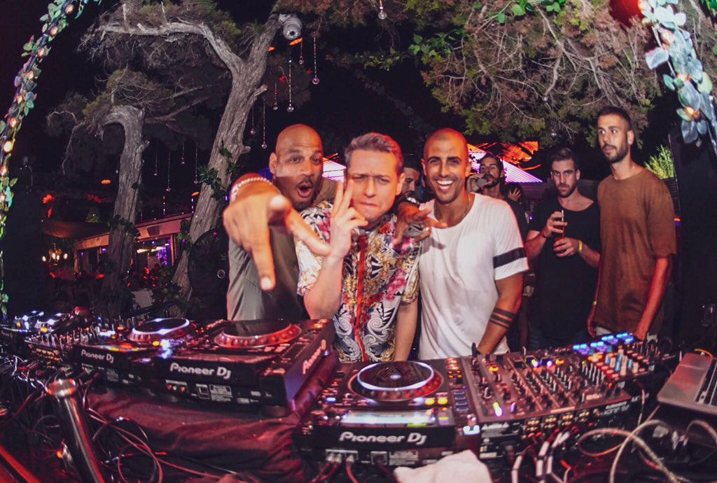 BlueMarlinIbiza's tweet photo. @dennisferrerofficial in the house 💙 Thank you @denniscruzdj 🙌🏼 @cj_jeff_ 🙌🏼
•
Reservations 📩reservation@bluemarlinibiza.com
.
Sunday’s at @bluemarlinibiza 💫
📸 @davidholderbach
#dennisferrer #denniscruz #cjjeff #bluemarlinibiza #yourscene #ibiza2018 #sundaysbmi https://t.co/AG3qIrjh8h
