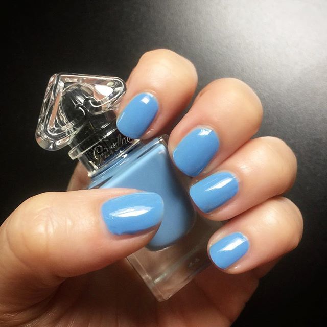 Cozy Sunday mani ☁️ @guerlain La Petite Robe Noire Deliciously Shiny Nail Polish in 008 Denim Jacket 💙 #sundayfeelings #bluenails #guerlaindenimjacket #guerlainlapetiterobenoire #guerlainvernis #guerlaincanada #scentednailpolish #ignailcommunity