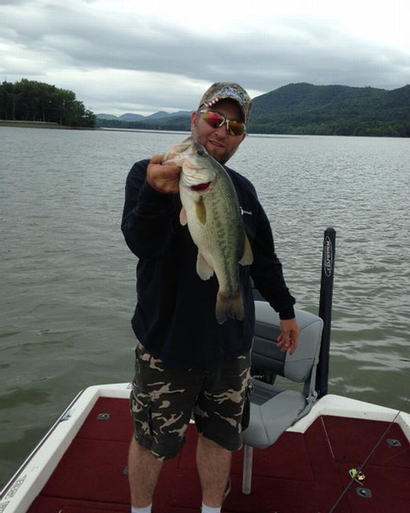 FifieldOutfitrs's tweet image. Jeremy landed his PB (personal best) largemouth, while on a bass boat fishing trip with us on #LakeChamplain yesterday. Way to go Jeremy! #BigBass #GreenFish #NYSLicensedGuide #FishingGuide #TheAnglerMagazine #Fishing #BassFishing #Bass #BucketMouth #Ups… ift.tt/2ozl17v