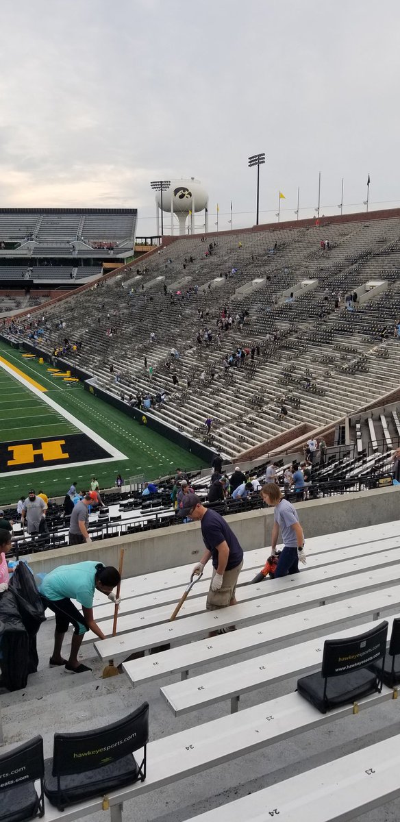 AndyNoeller's tweet photo. @ICWestAthletics @NWJHVikings #stadiumcleanup 15 down 69 to go https://t.co/MmqxksFLGL