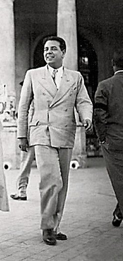 Un elegante Jorge Luis Borges pasea sonriente por la antigua rambla Bristol de Mar del Plata en Marzo de 1935.
