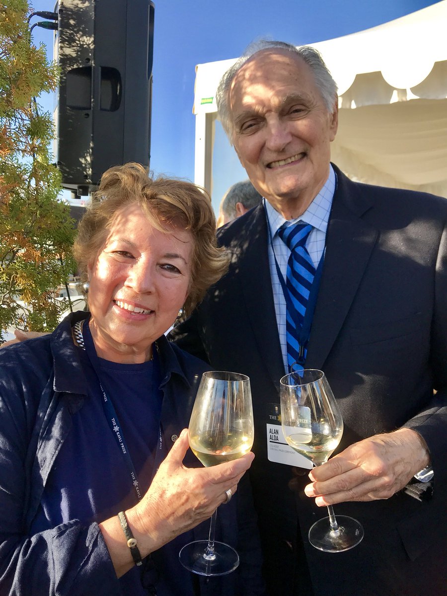 Hoy en Oslo, el gran actor <a href="/alanalda/">Alan Alda</a> me habló de la importancia del periodismo científico y de por qué, después de su carrera artística, decidió entregarse a la comunicación de la ciencia. Que caballero es! <a href="/KavliPrize/">The Kavli Prize</a> <a href="/WFSJ/">World Federation of Science Journalists</a> #Oslo #science #journalism